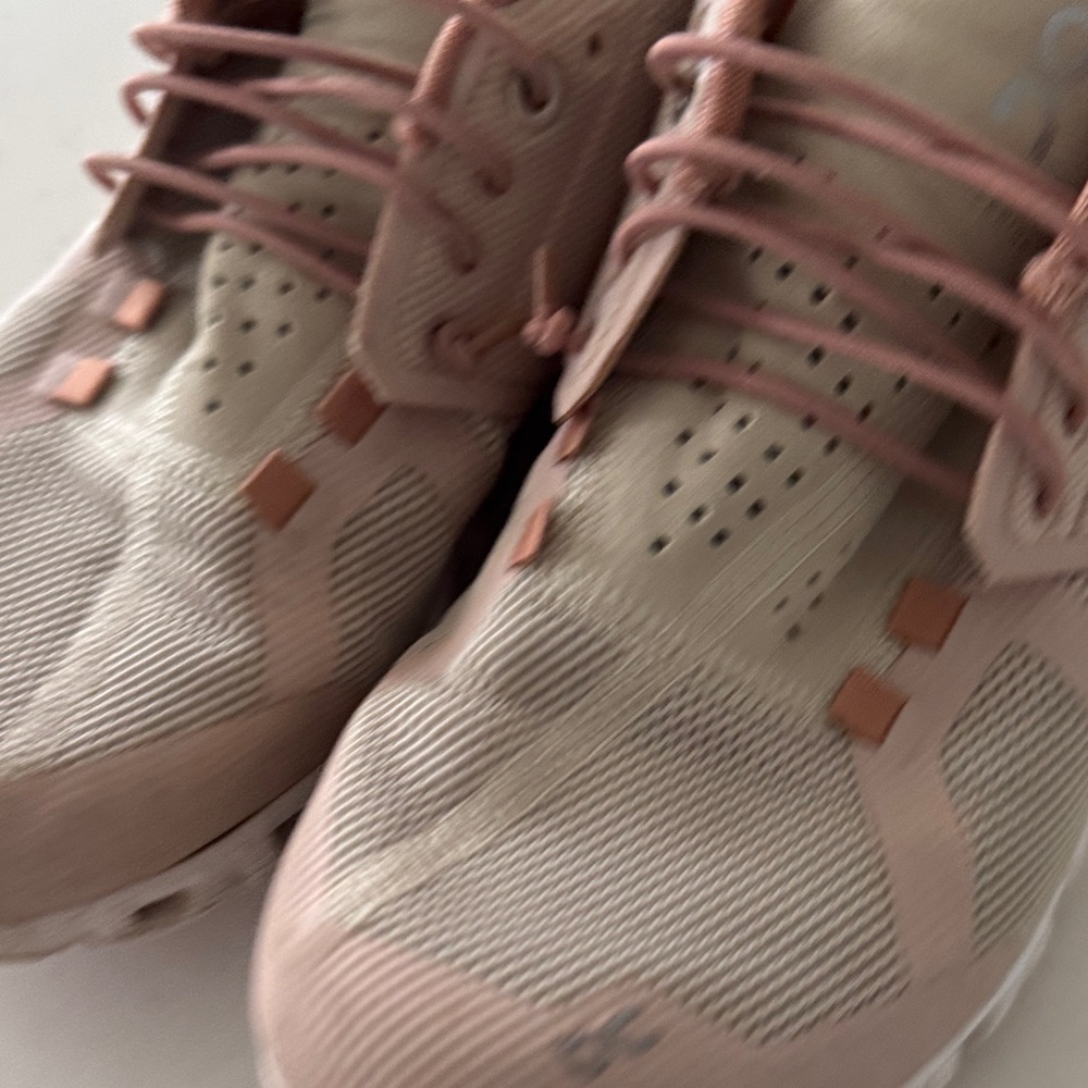 On Running Women's Athletic Shoes - Picture 3 of 8